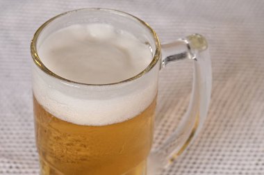 Soğuk bira kupası alkolik Pilsner bira imajı