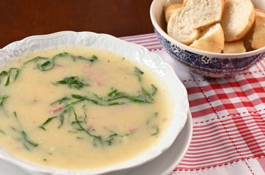 Patates ve sebze çorbası, baharatlı ve ekmekle sağlıklı ve lezzetli yemek imajı.