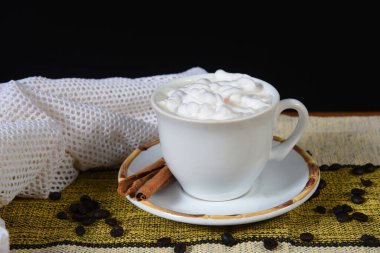 Bir fincan sıcak kahve kafein görüntüsünü canlandırır.