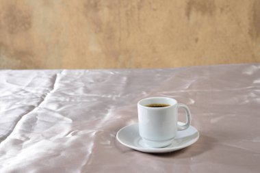 Bir fincan sıcak kahve kafein görüntüsünü canlandırır.