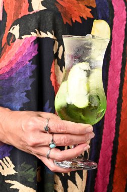 Elma suyu alkollü yeşil elma ve tropikal canlandırıcı meyve parçaları ile içecek imajı