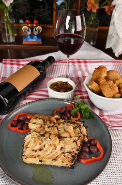 Zeytinyağıyla kızartılmış bir parça morina balığı tipik Portekiz balığı fileto resmi.