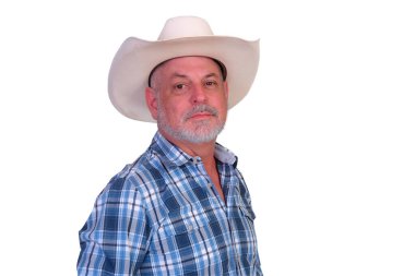 Beyaz arka planda siyah kurdeleli hasır şapkalı adam, kadın ve erkek için hasır şapka.