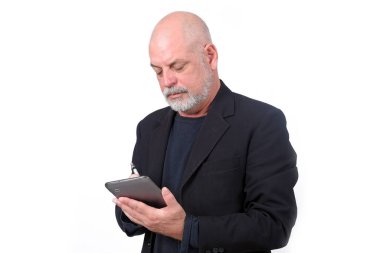 Yetişkin bir adam, YaşlıYaşam tableti cep telefonu iletişim teknolojisi kullanıyor.