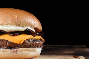 Biftekli sandviç, Brioche ekmekli salata, yumurta ve jambonlu sokak yemekleri fast food imajı.
