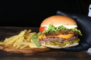 Biftekli sandviç, Brioche ekmekli salata, yumurta ve jambonlu sokak yemekleri fast food imajı.