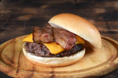 Biftekli sandviç, Brioche ekmekli salata, yumurta ve jambonlu sokak yemekleri fast food imajı.