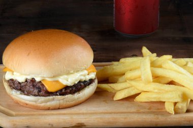 Biftekli sandviç, Brioche ekmekli salata, yumurta ve jambonlu sokak yemekleri fast food imajı.