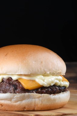 Biftekli sandviç, Brioche ekmekli salata, yumurta ve jambonlu sokak yemekleri fast food imajı.