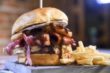 Hamburger sandviç salatası soğan ve peynir ahşap masa görüntüsünde izole edilmiş fast food.