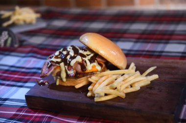 Hamburger sandviç salatası soğan ve peynir ahşap masa görüntüsünde izole edilmiş fast food.