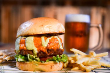 Hamburger sandviç salatası soğan ve peynir ahşap masa görüntüsünde izole edilmiş fast food.