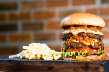 Hamburger sandviç salatası soğan ve peynir ahşap masa görüntüsünde izole edilmiş fast food.