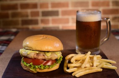 Hamburger sandviç salatası soğan ve peynir ahşap masa görüntüsünde izole edilmiş fast food.