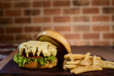 Hamburger sandviç salatası soğan ve peynir ahşap masa görüntüsünde izole edilmiş fast food.