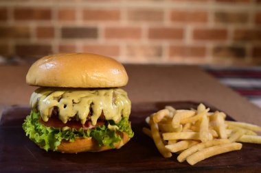 Hamburger sandviç salatası soğan ve peynir ahşap masa görüntüsünde izole edilmiş fast food.