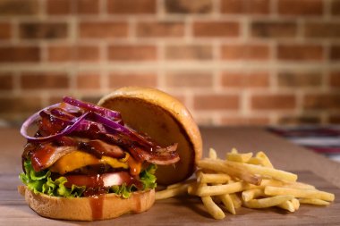 Hamburger sandviç salatası soğan ve peynir ahşap masa görüntüsünde izole edilmiş fast food.