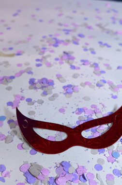 Renkli konfeti ve flamalı kırmızı karnaval maskesi. Beyaz arka planda neşeli Brezilya partisi kutlaması. Metin karnavalı için yer var.