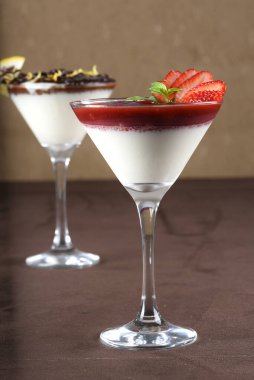 tatlı yoğunlaştırılmış süt çikolatalı ve meyveli ganache pudingli