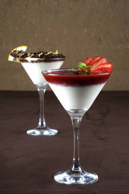 tatlı yoğunlaştırılmış süt çikolatalı ve meyveli ganache pudingli