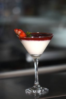 tatlı yoğunlaştırılmış süt çikolatalı ve meyveli ganache pudingli