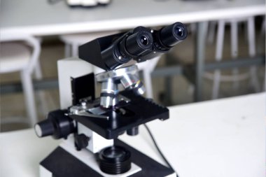 Mikroskop optik enstrüman çok küçük nesnelerin görüntülerini büyütebiliyor.