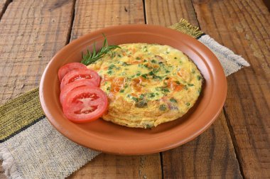 Yumurtalı omlet, otlar ve domates sosisi lezzetli ve sağlıklı sokak yemekleri karbonhidrat bar imajı.