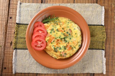 Yumurtalı omlet, otlar ve domates sosisi lezzetli ve sağlıklı sokak yemekleri karbonhidrat bar imajı.