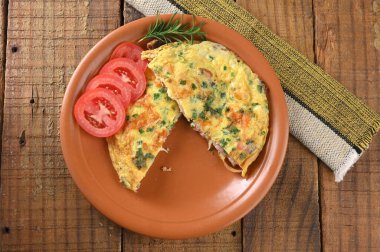 Yumurtalı omlet, otlar ve domates sosisi lezzetli ve sağlıklı sokak yemekleri karbonhidrat bar imajı.