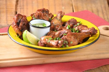 Bitki soslu kızarmış tavuk. Mayonez sosu. Lezzetli yemek.