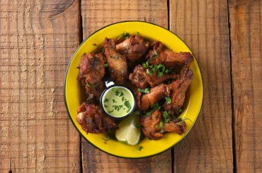 Bitki soslu kızarmış tavuk. Mayonez sosu. Lezzetli yemek.