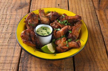 Bitki soslu kızarmış tavuk. Mayonez sosu. Lezzetli yemek.