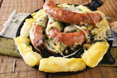 Domuz sosisi paketlenmiş domuz kızartması, peynirli ve kasava soslu sağlıklı gıda imajı.