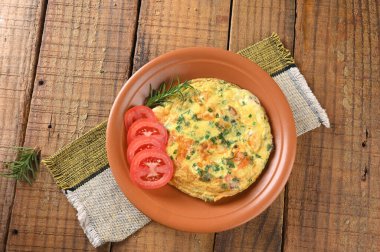 Yumurtalı omlet, otlar ve domates sosisi lezzetli ve sağlıklı sokak yemekleri karbonhidrat bar imajı.