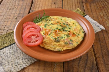 Yumurtalı omlet, otlar ve domates sosisi lezzetli ve sağlıklı sokak yemekleri karbonhidrat bar imajı.