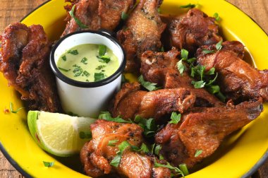 Bitki soslu kızarmış tavuk. Mayonez sosu. Lezzetli yemek.