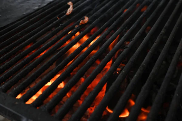 Vlees Roosteren Een Houtskool Barbecue Verlicht Hout Met Vuur Voor Rechtenvrije Stockafbeeldingen
