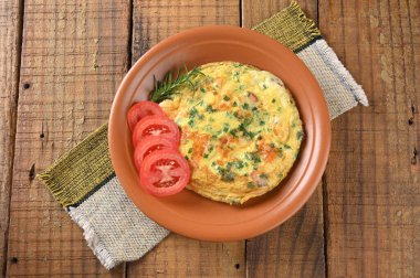 Yumurtalı omlet, otlar ve domates sosisi lezzetli ve sağlıklı sokak yemekleri karbonhidrat bar imajı.