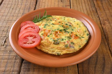 Yumurtalı omlet, otlar ve domates sosisi lezzetli ve sağlıklı sokak yemekleri karbonhidrat bar imajı.