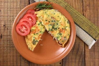 Yumurtalı omlet, otlar ve domates sosisi lezzetli ve sağlıklı sokak yemekleri karbonhidrat bar imajı.