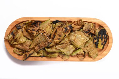 Kömür ızgarasında kızartılmış patlıcan. Yenilebilir baharatlı sebze. Afiyet olsun.