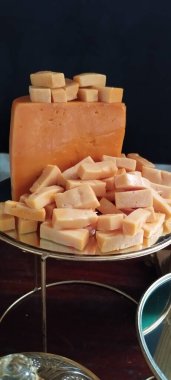 Peynirli gorgonzola soslu mozzarella peynirli çedar peynirli parmesanlı süt ürünleri. Sütten elde edilen sağlıklı atıştırmalıklar.