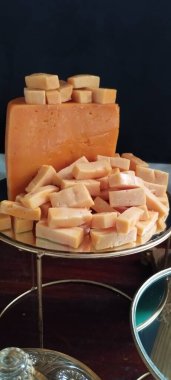 Peynirli gorgonzola soslu mozzarella peynirli çedar peynirli parmesanlı süt ürünleri. Sütten elde edilen sağlıklı atıştırmalıklar.