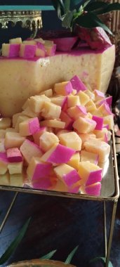 Peynirli gorgonzola soslu mozzarella peynirli çedar peynirli parmesanlı süt ürünleri. Sütten elde edilen sağlıklı atıştırmalıklar.