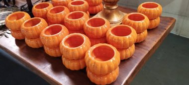 Yemek, çorba ve çorba servisi için kil kaplar