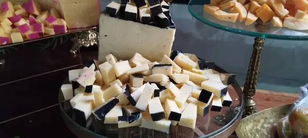 チーズ ゴルゴンゾーラ ディッシュ モッツァレラ チェダー 乳製品 ミルクイメージに由来する健康的なスナック — ストック写真