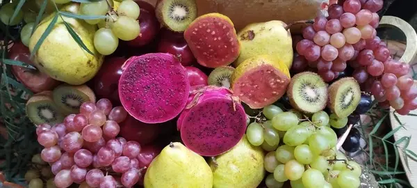 Kosz Urozmaiconymi Owocami Gruszka Winogronowa Kiwi Guava Jabłko Zdrowe Jedzenie — Zdjęcie stockowe