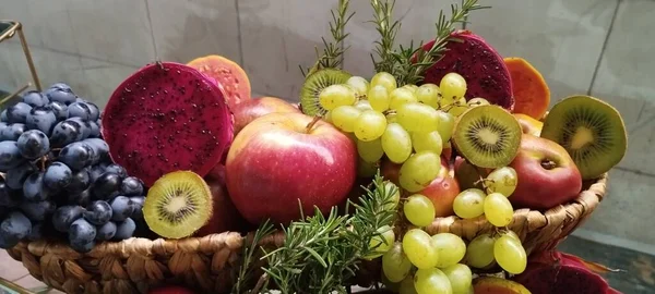 Kosz Urozmaiconymi Owocami Gruszka Winogronowa Kiwi Guava Jabłko Zdrowe Jedzenie — Zdjęcie stockowe