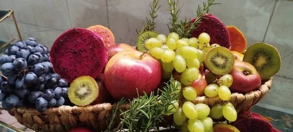 Mand Met Gevarieerde Vruchten Druivenpeer Kiwi Guava Appel Gezond Voedsel — Stockfoto