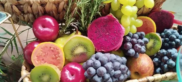 Cesta Com Frutas Variadas Pêra Uva Kiwi Goiaba Maçã Comida — Fotografia de Stock
